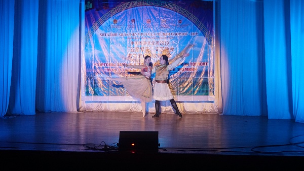 蒙古演员表演舞蹈.JPG