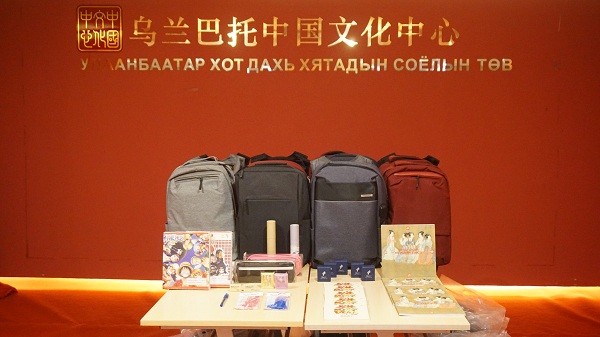 3.部分捐赠文具和书籍.JPG