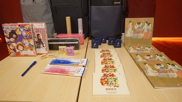 4.《中国乐器》等书籍和文具.JPG