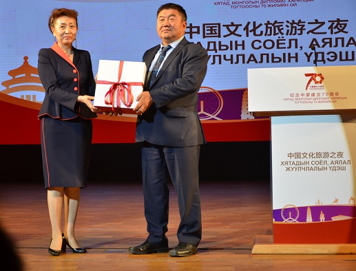 李薇参赞向蒙方赠送礼品.JPG
