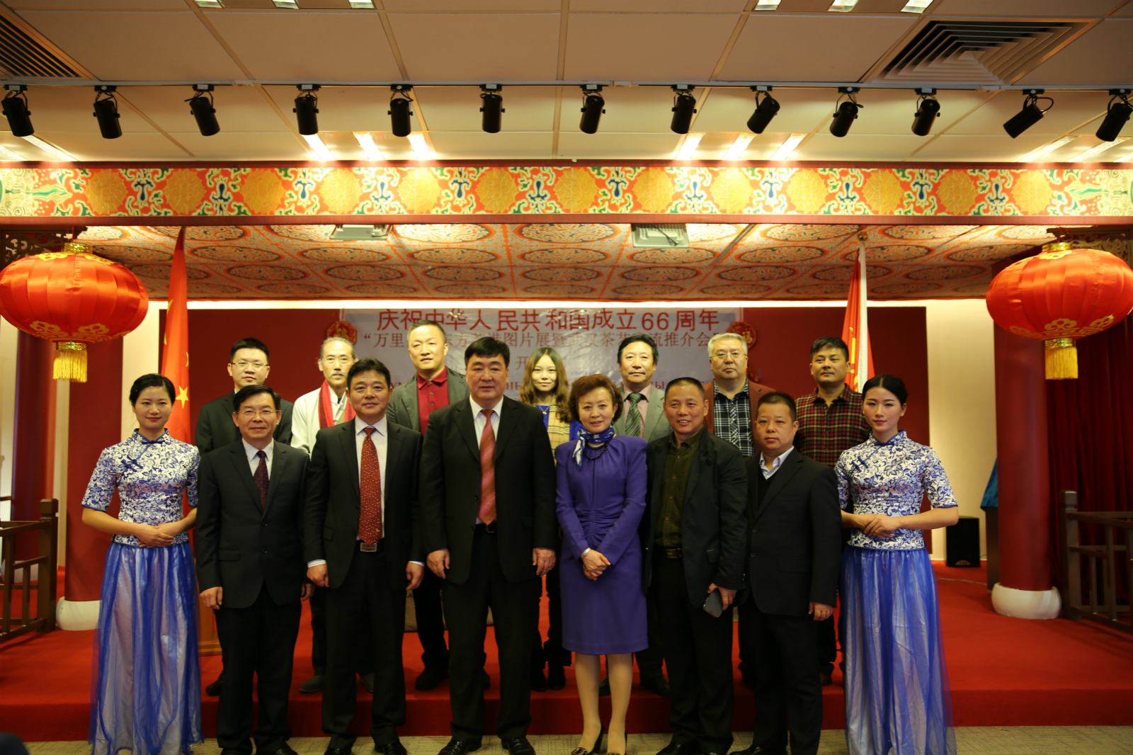 邢大使与乌兰巴托中国文化中心工作人员、武汉文化代表团全体合影