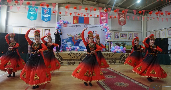 新疆民族舞.JPG