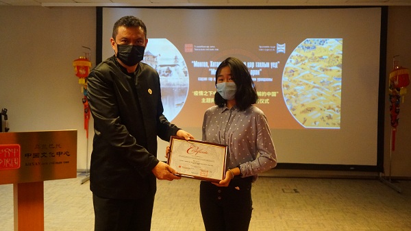 3. 陈霜参赞为Bulgan同学颁发一等奖.jpg