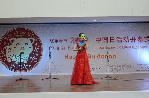女生独唱《新赛马》.JPG