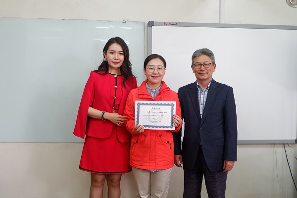 其米德策耶院长与温德瑞拉女士为一等奖老师颁奖.JPG