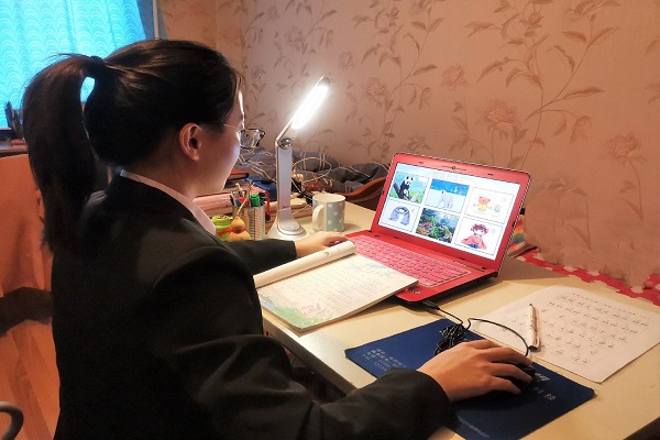 教师工作照片1-张颖.jpg