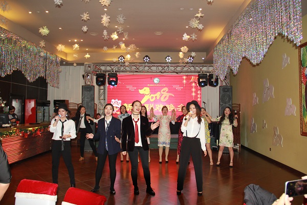 贺西格中学教师表演《经典唱片金曲榜》.JPG