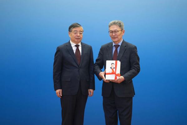 中共中央政治局委员、中央书记处书记、中央宣传部部长李书磊赠书.jpeg