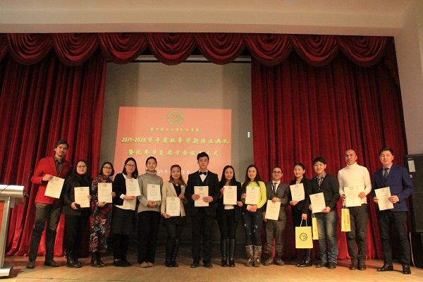 13关文健老师与学生合影.JPG