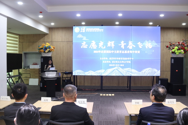 胜利者中学志愿者教师孙美娟代表志愿者教师发表培训感言.JPG