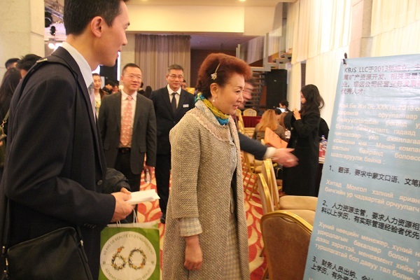 李薇参赞观摩推介会现场 .JPG