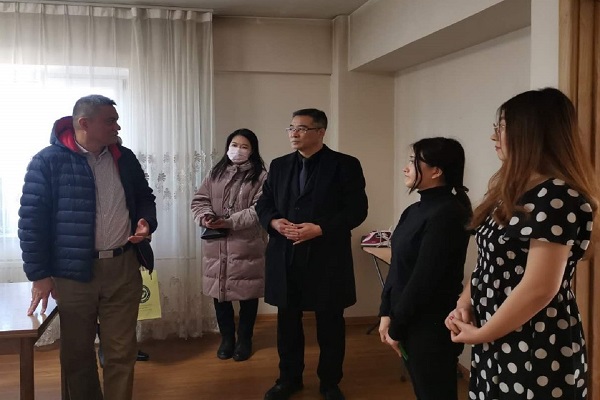 陈霜参赞走访志愿者宿舍1.jpg