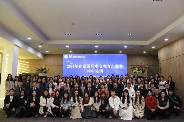 参训教师与嘉宾合影.JPG