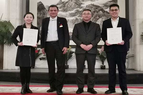 陈霜参赞朱院长及两位老师合影.jpg