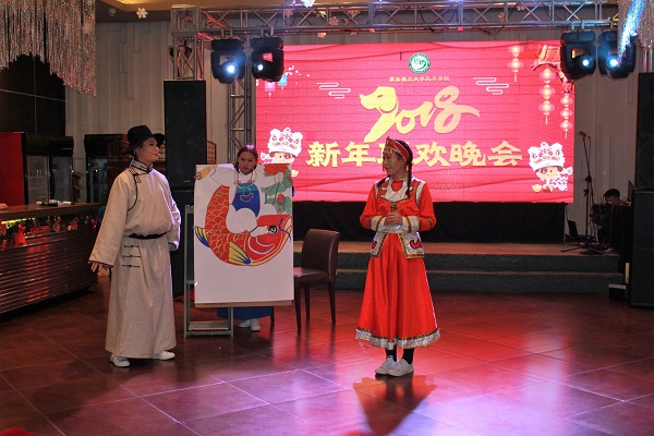 贺希格中学表演《巴特尔与其其格》.jpg
