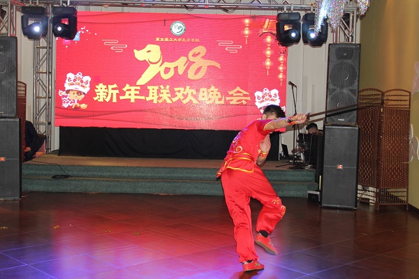 乌兰巴托大学白俊亚老师武术表演.JPG 乌兰巴托大学白俊亚老师武术表演.JPG