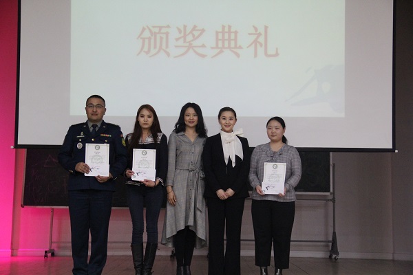 嘉宾为大学组三等奖选手颁奖.JPG