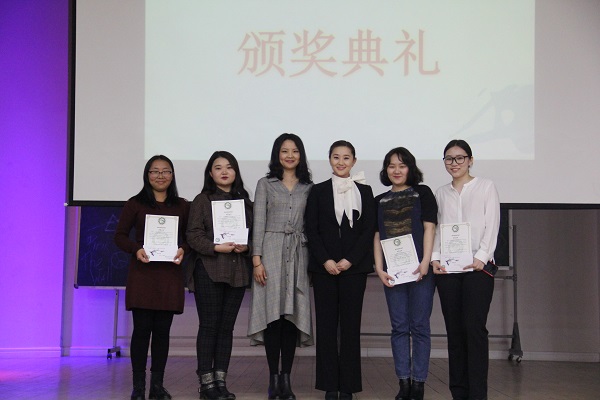 嘉宾为大学组优秀奖选手颁奖.JPG