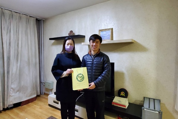 2走访慰问公派教师.jpg