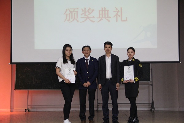 金锦明会长与罗曾龙总经理为大学组二等奖选手颁奖.JPG