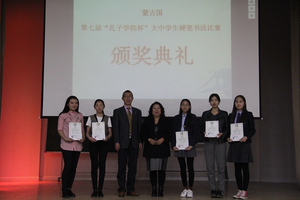 嘉宾为中学组优秀奖选手颁奖.JPG
