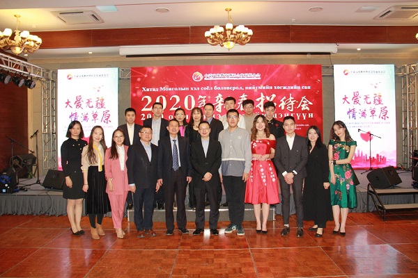基金会领导与晚会工作人员合影.JPG