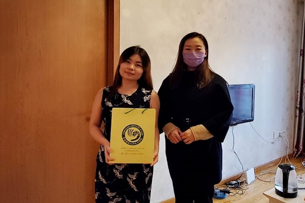 6走访慰问新加坡学校志愿者.jpg