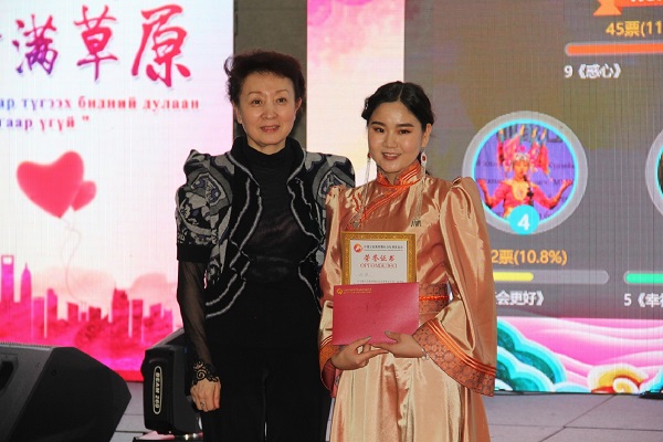 李薇参赞为一等奖选手颁奖.JPG