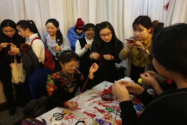 蒙古学生学习绳编.jpg 蒙古学生学习绳编.jpg