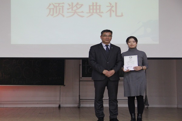 朱军利院长为中学组一等奖选手颁奖.JPG