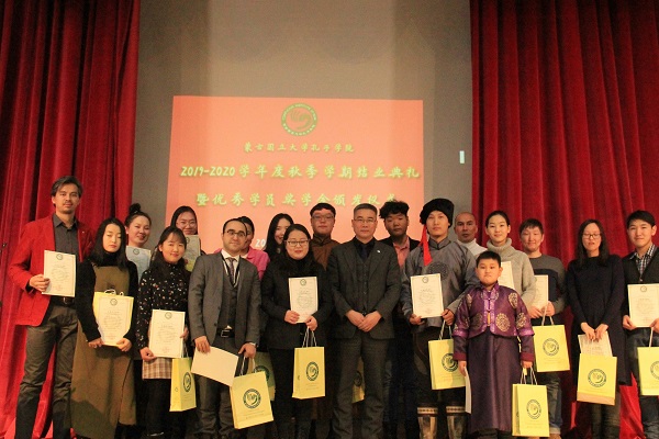 7朱军利院长为优秀学员颁发荣誉证书和奖品.jpg