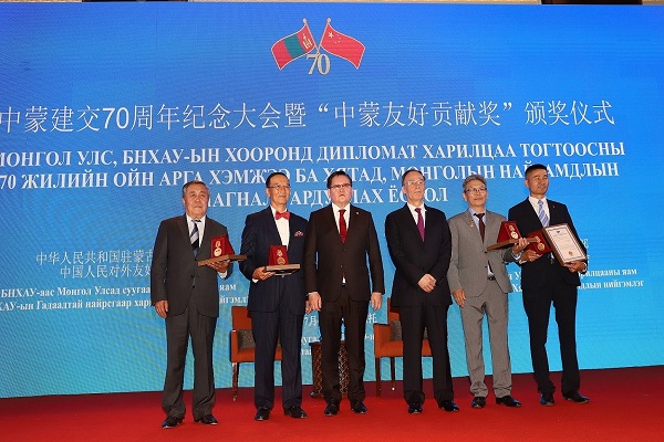 国家副主席王岐山与获奖者合影.JPG