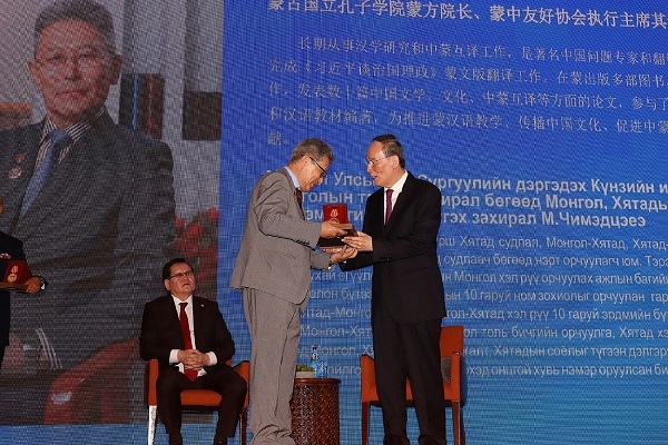 国家副主席王岐山为其米德策耶教授颁奖.JPG