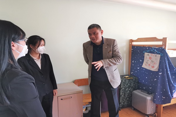 4陈霜参赞走访志愿者宿舍.jpg