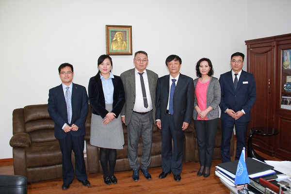访问团与蒙古国立大学副校长、外事处长合影.JPG