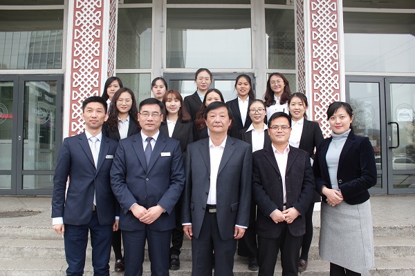 访问团看望山东大学在蒙志愿者.JPG
