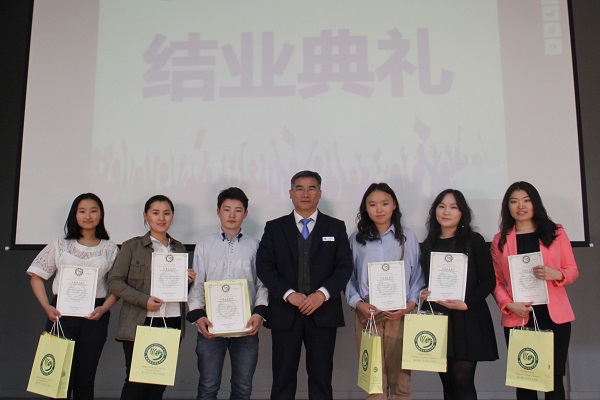 院长为优秀学员颁奖3.JPG
