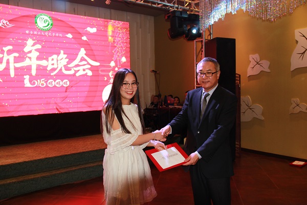 杨庆东先生为征文比赛获奖教师颁奖.JPG