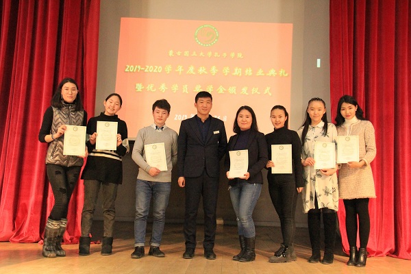 10王擎老师与学生合影.JPG