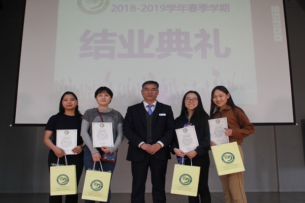 院长为优秀学员颁奖8.JPG