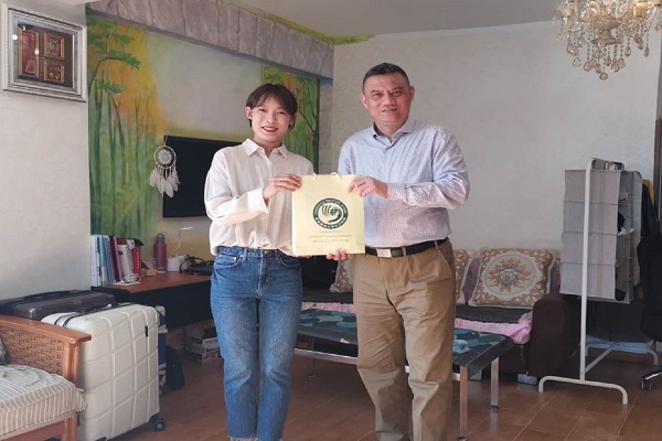 陈霜参赞为志愿者教师送上防疫物品03.jpg